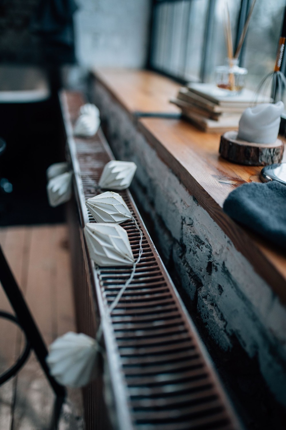 Radiateur banc habillé de bois sous une verrière d'atelier